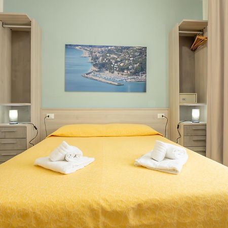 Hotel La Bussola ฟีนาเลลีกูเร ภายนอก รูปภาพ